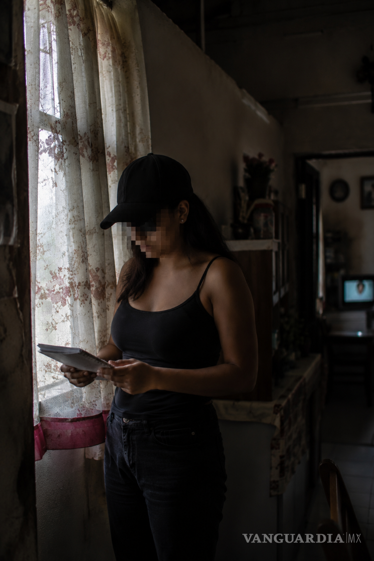 $!Con documentos en las manos, la mujer vuelve sobre los hechos que ha debido ordenar una y otra vez para sostener su versión. La imagen es una recreación generada con inteligencia artificial a partir de la serie fotográfica del reportaje; su identidad permanece protegida.