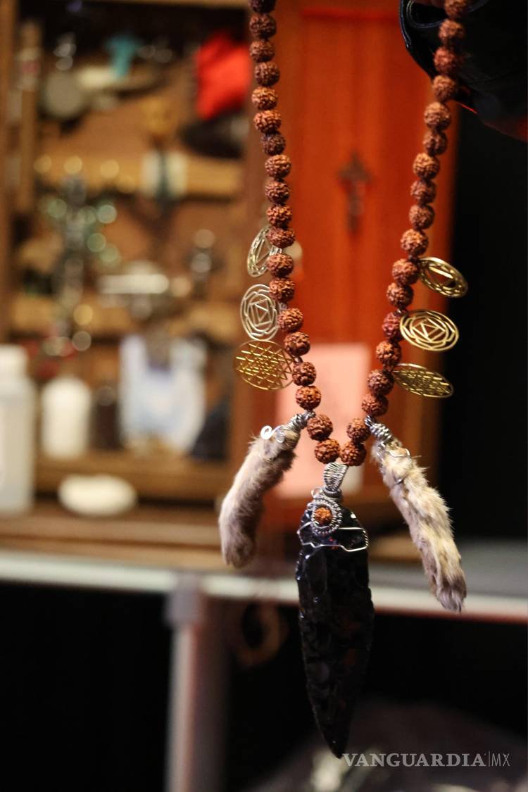 $!Un colgante oscuro, cuentas y pequeñas piezas metálicas componen uno de los objetos fotografiados. Su presencia remite al universo de amuletos y símbolos que acompaña las narraciones sobre lo inexplicable.
