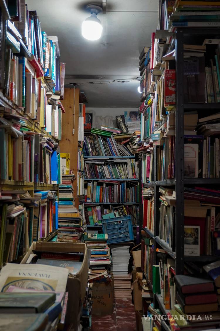 $!A pesar del cierre de librerías emblemáticas, Rufino Rodríguez mantiene viva la tradición de los libros de segunda mano en el 844 de la calle Guillermo Purcell.