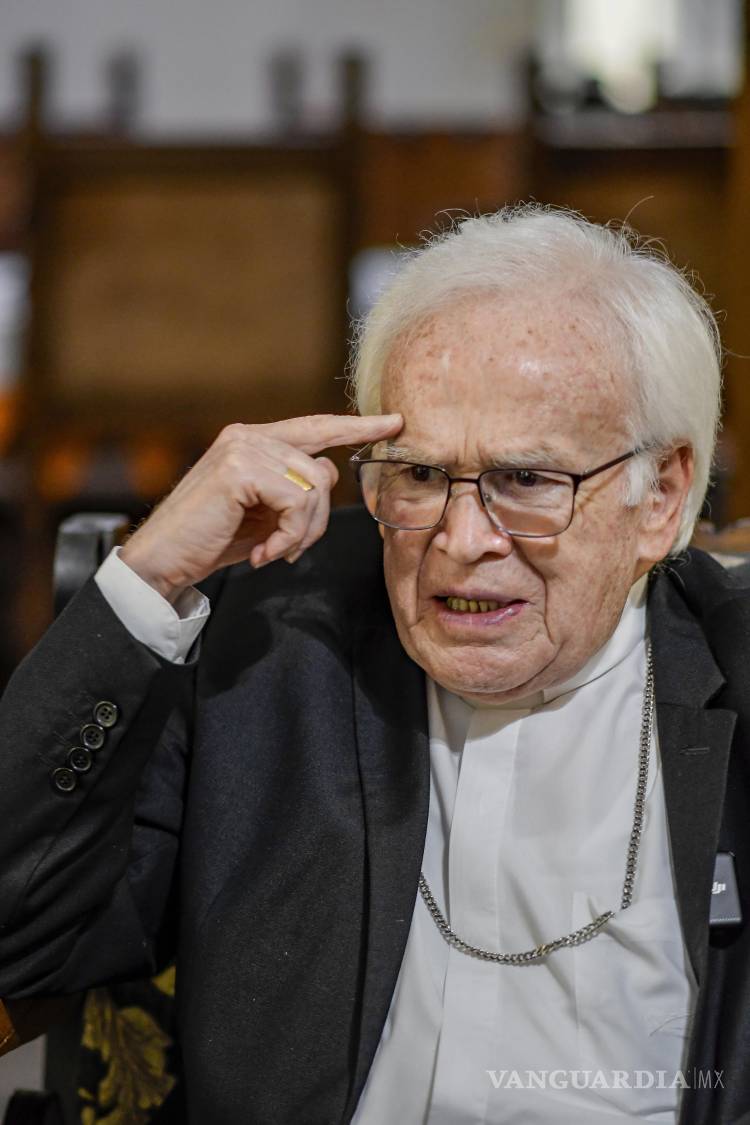 $!Gesto reflexivo de Raúl Vera, reconocido como una de las voces críticas de la Iglesia en México, cuya formación en la UNAM y el clima social del movimiento estudiantil de 1968 marcaron su visión pastoral y compromiso con las causas sociales.