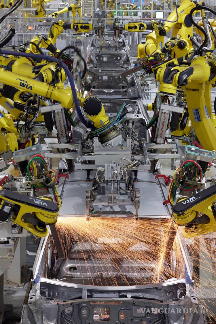 $!Chasis de vehículos pasan bajo brazos robóticos en una línea de producción de la fábrica de Hyundai Motor en Ellabell, Georgia, el 23 de septiembre de 2025.