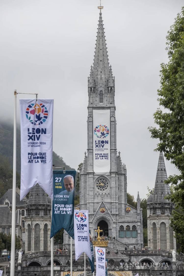$!Unas pancartas anuncian la próxima visita del Papa León XIV a Lourdes, en el suroeste de Francia como parte de su visita oficial a Francia.