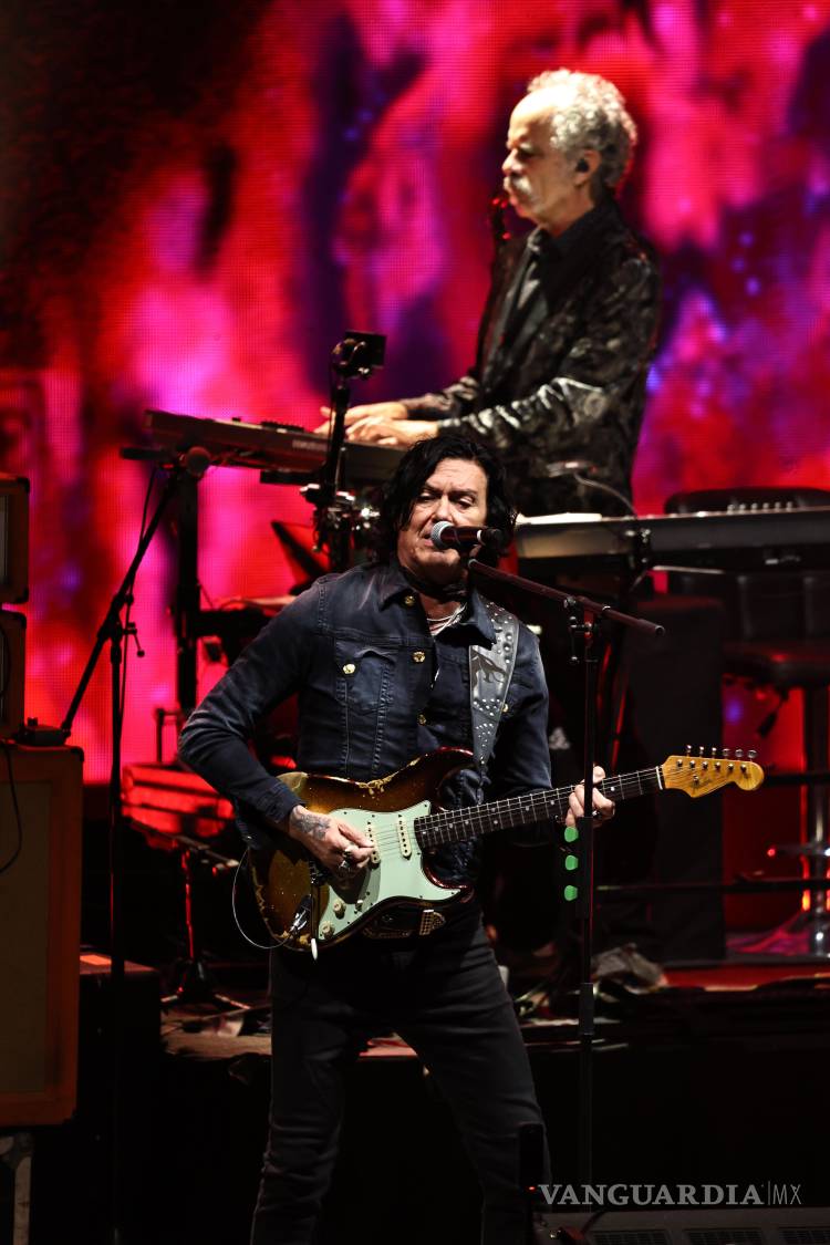 $!Caifanes, liderado por Saúl Hernández, reunió a miles de asistentes en el Auditorio del Parque Las Maravillas.