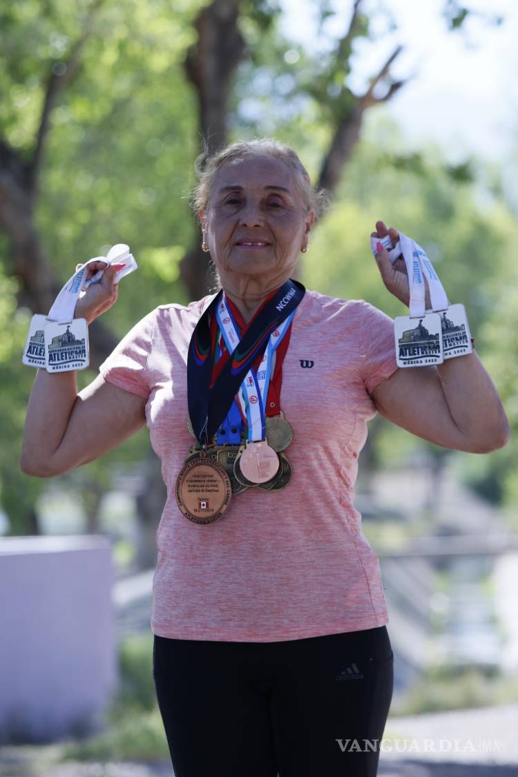 $!María de Jesús muestra con mucho orgullo algunas de las medallas que ha conseguido durante su carrera.