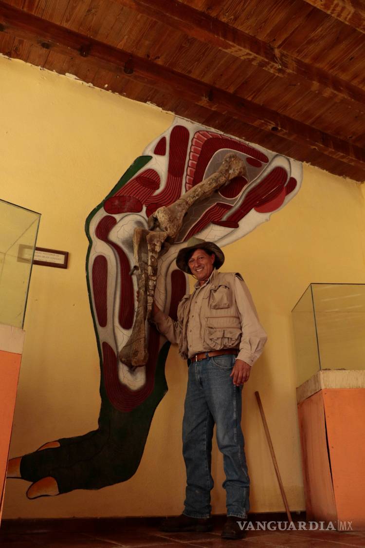 $!El hombre que da vida a los dinosaurios