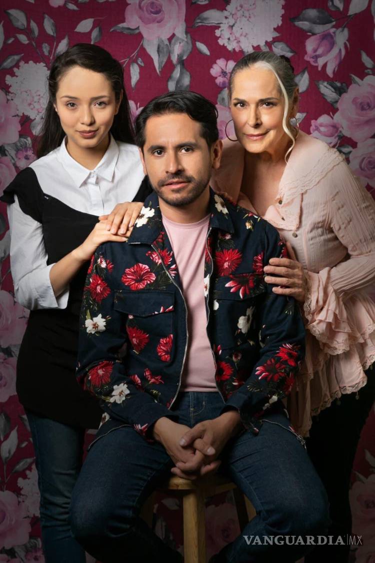 $!El director Alejandro Ramírez, junto a las protagonistas.