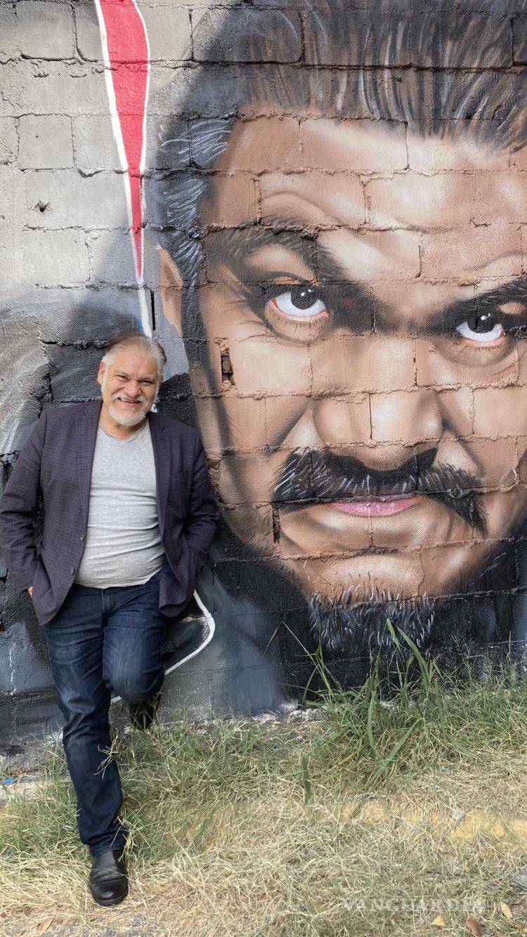 $!“Fue así como se enteró y con la suerte de que estaba en Monterrey, lamentablemente cuando comenzó a preguntar dónde estaba el mural nosotros ya nos habíamos regresado a Saltillo, por lo que no llegamos a conocerlo”, señaló el artista.