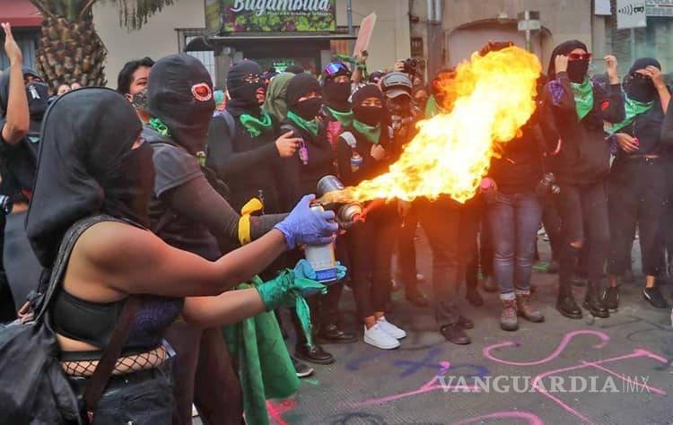 $!Al menos 43 mujeres policías heridas por marcha feminista pro aborto en CDMX