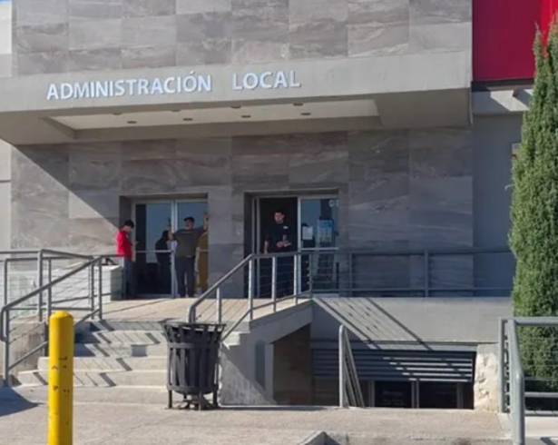 Contribuyentes acuden a oficinas recaudadoras para cumplir con el pago de refrendo vehicular en Torreón.