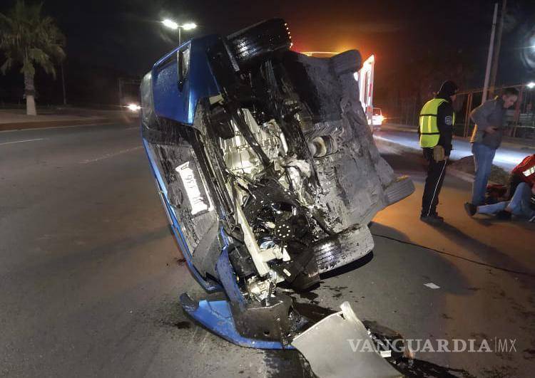$!El conductor subió al camellón y posteriormente volcó, quedando el vehículo sobre su costado derecho.