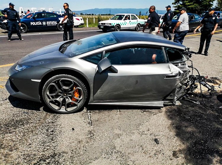 Lamborghini se parte a la mitad tras accidente en autopista Toluca-Palmillas