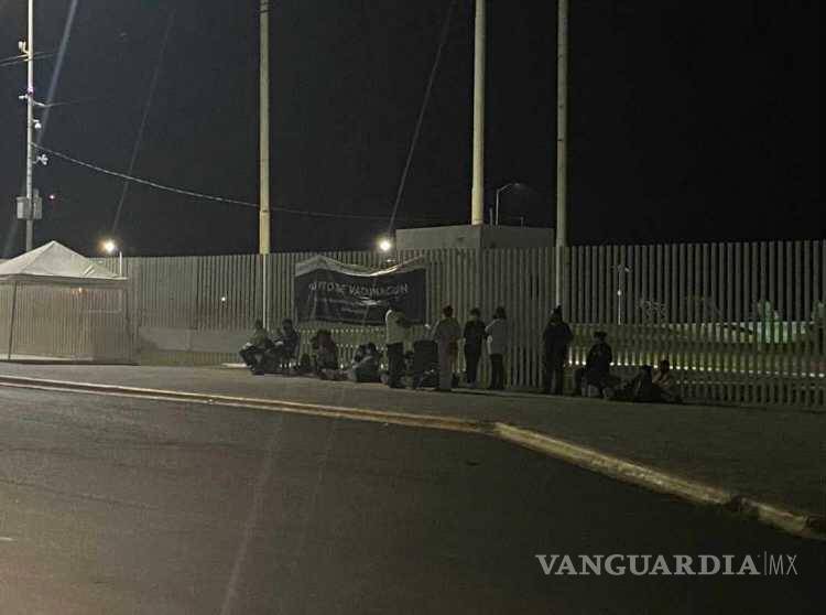 $!Otro grupo menor de peatones acampó en la entrada de CU para apartar su lugar