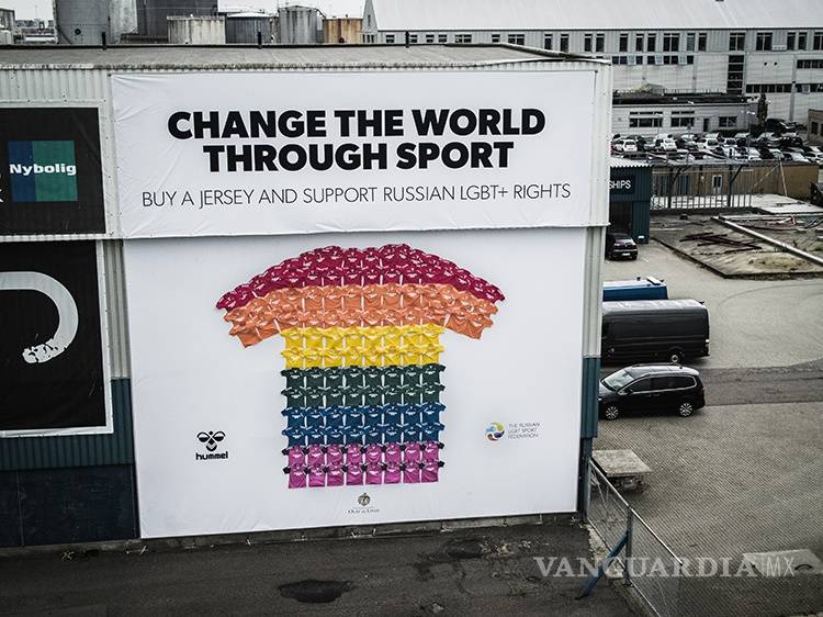 $!Marca de deportes danesa lanza jersey gigante con los colores del arcoíris para promover la aceptación a la comunidad LGBT rusa