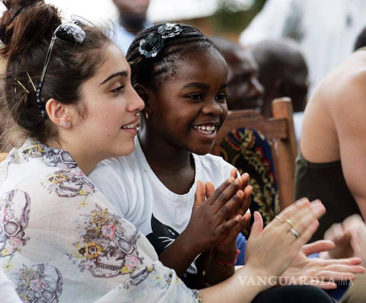 $!¡Los rumores eran ciertos! Madonna adopta a gemelas de Malaui