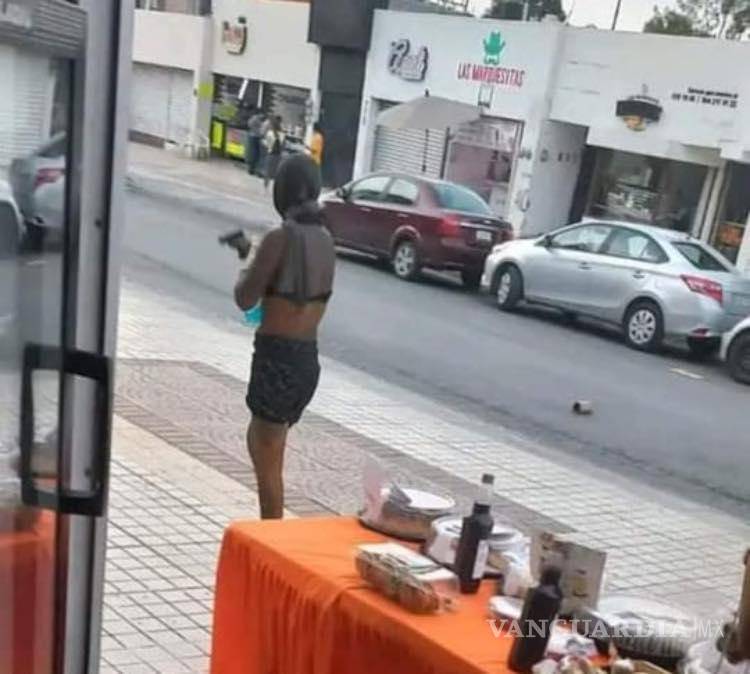 $!Cuando la policía abordó a la persona, no se le encontró ningún objeto similar al de las imágenes.