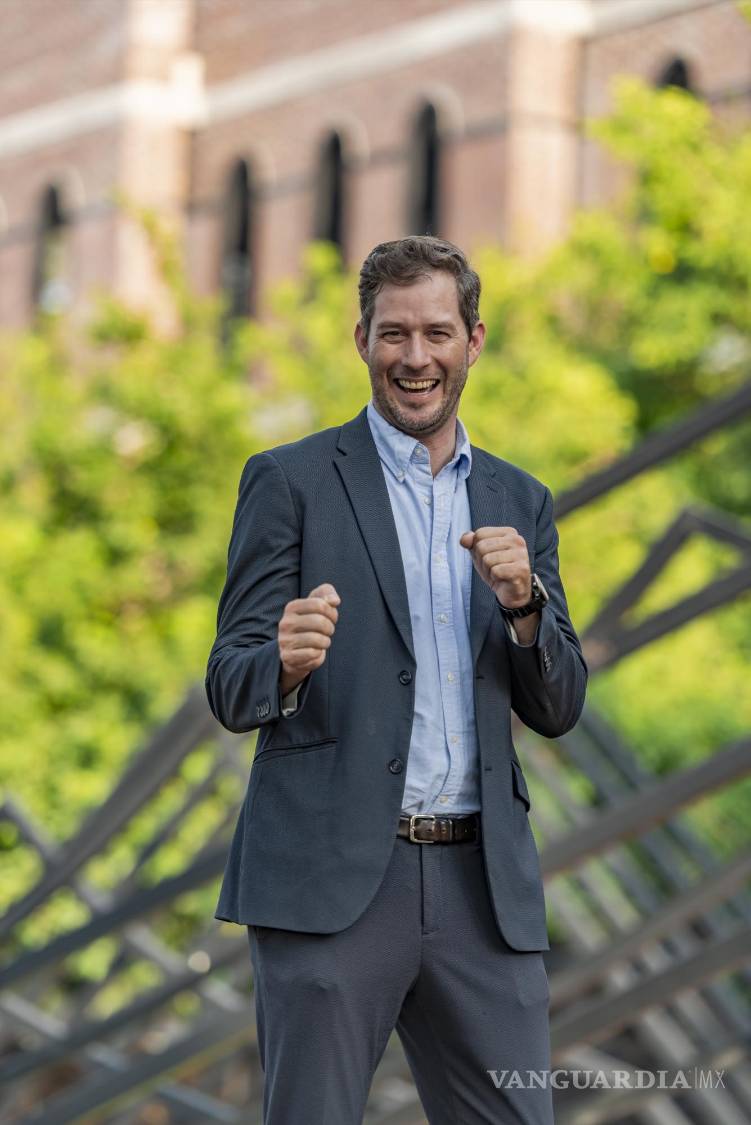 $!Esta fotografía captura la esencia del Rector, quien con un posgrado en Planeación Urbana en Harvard recién obtenido, no pierde oportunidad para relajarse con unos pasos de baile en la sesión de fotos, a la vista de estudiantes, administrativos y docentes.