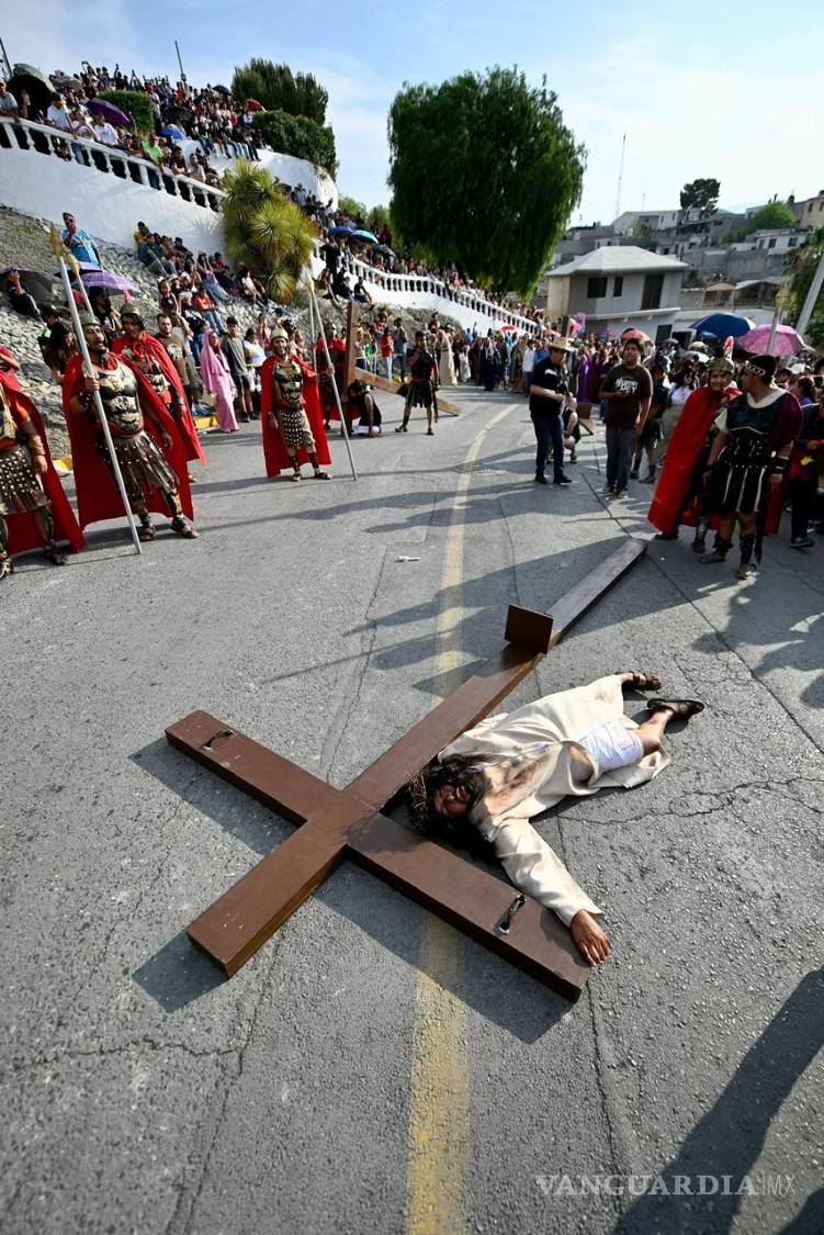 $!Las caídas de Jesús fueron los momentos más emotivos de la representación.