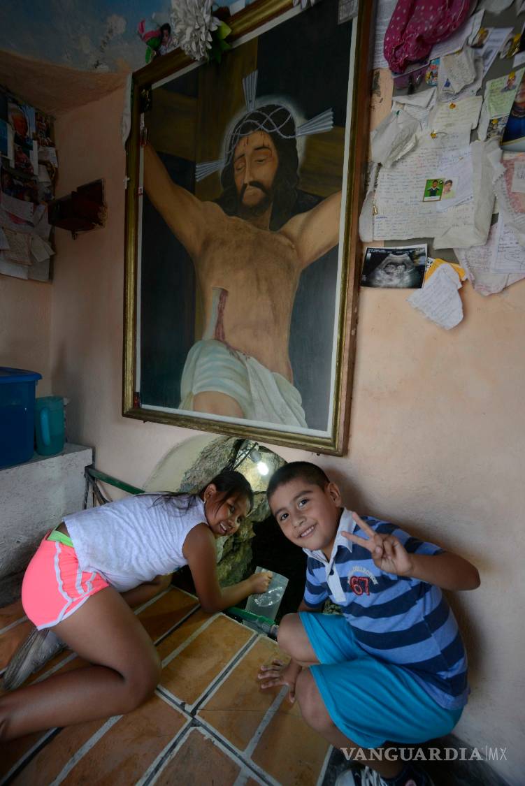 $!Adjudican milagros al agua que emana de venero en barrio de Saltillo