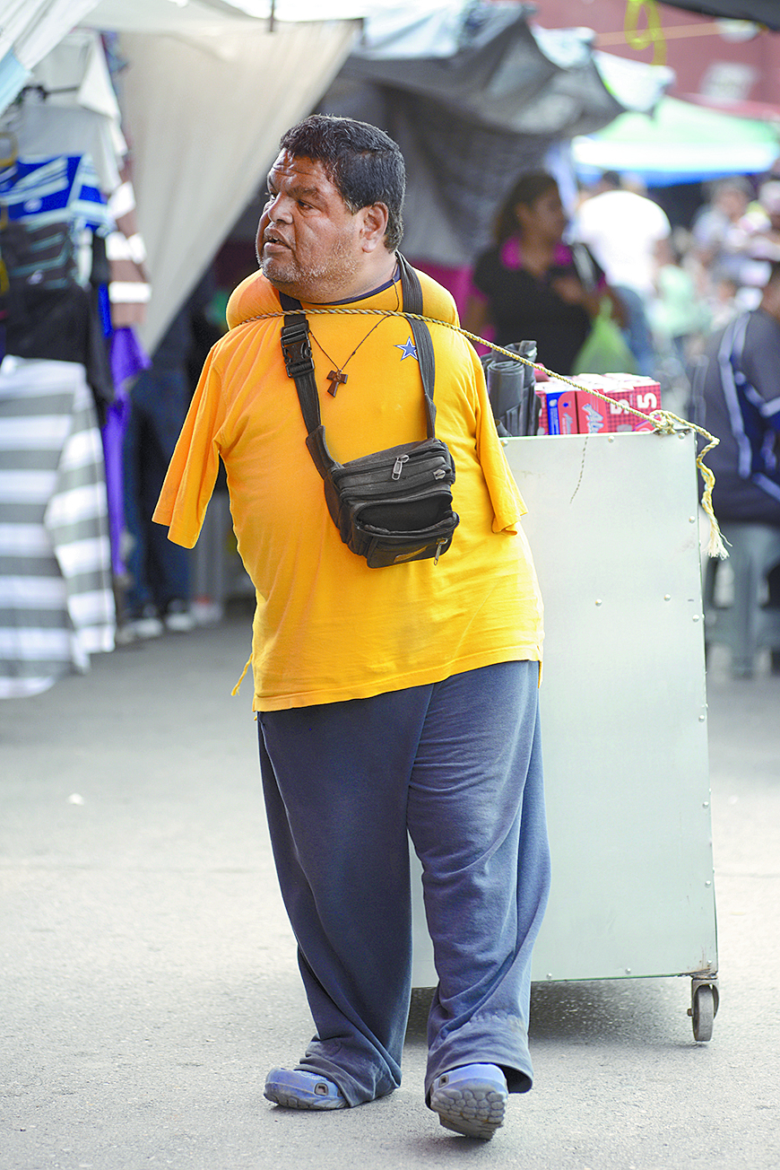 $!El hombre sin brazos que trabaja en los mercados de la ciudad
