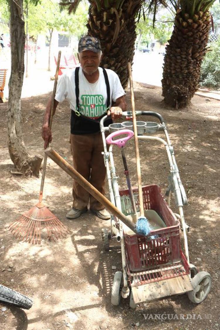 $!Don Pancho realiza labores de mantenimiento diario en la plaza Ejército Constitucionalista, en la colonia Panteones, con la única ayuda de herramientas básicas y su carrito.