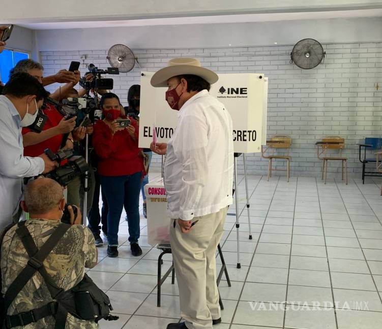 $!Armando Guadiana emite su voto en Consulta Popular
