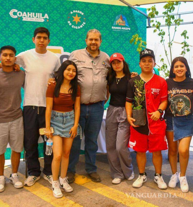 $!Niñas y niños disfrutan del área infantil renovada en Parajes del Valle, tras la jornada de rehabilitación organizada por el DIF y la empresa BorgWarner.