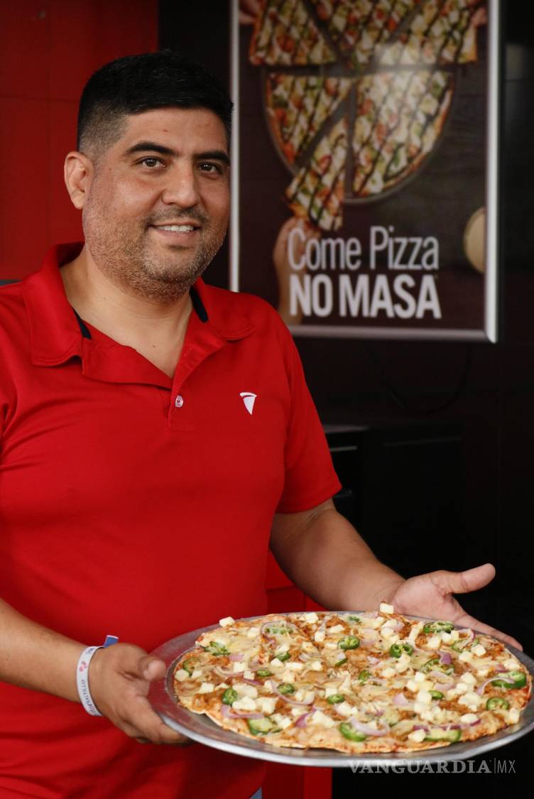 $!El equipo de Capricciosas Saltillo orgulloso de su nueva pizza de cabrito.