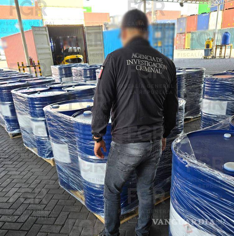 $!FGR y SSPC aseguran más de 54 mil litros de precursores químicos en el puerto de Manzanillo