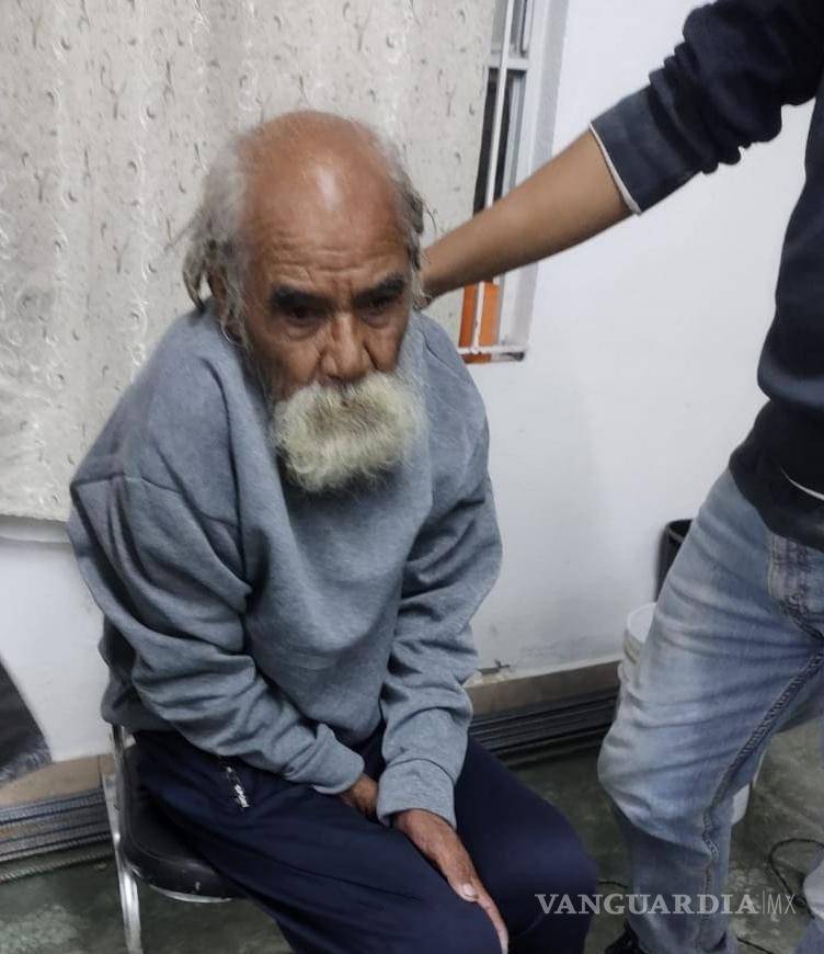 $!Juan Reyna Sánchez olvidó cómo bañarse, cómo comer, sentarse y hasta dormir en una cama. En las imágenes se muestra a un Juan cambiado.