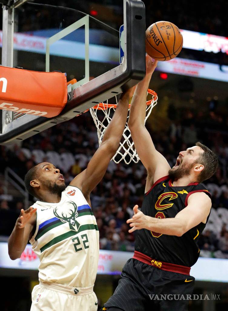 $!LeBron se hace cargo del equipo y anota 40 ante los Bucks