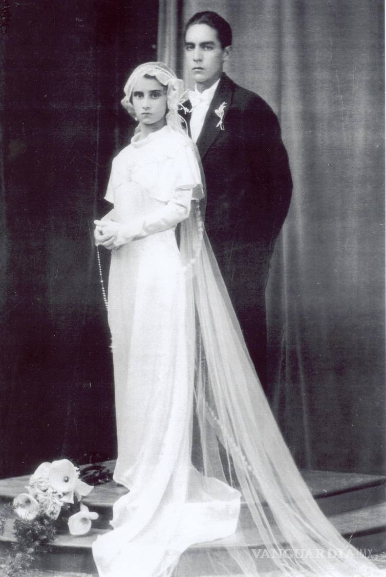 $!Felipe de Jesús Granada Valero y Marcelina Flor Valdés el día de su boda. En el reverso dedicaron la fotografía a su abuelita como recuerdo del “día más feliz de nuestros días”. La dedicatoria está fechada el 19 de agosto de 1934.