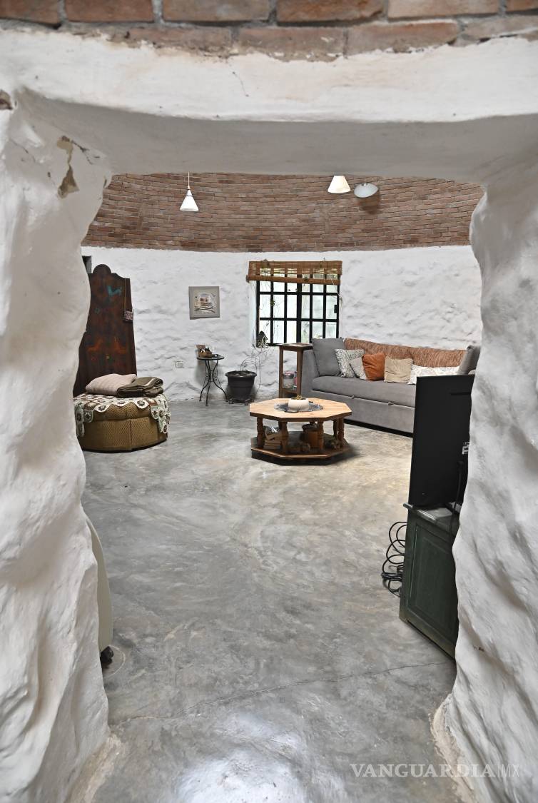 $!La casa de la familia Mayorga-Castillo tiene paredes irregulares porque está construidas con costales rellenos, de ahí su peculiaridad.