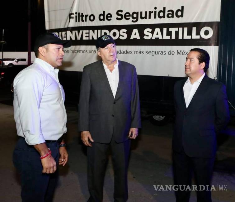 $!El alcalde José María Fraustro Siller (centro), dio instrucciones para reforzar la seguridad en la ciudad durante las vacaciones de verano.