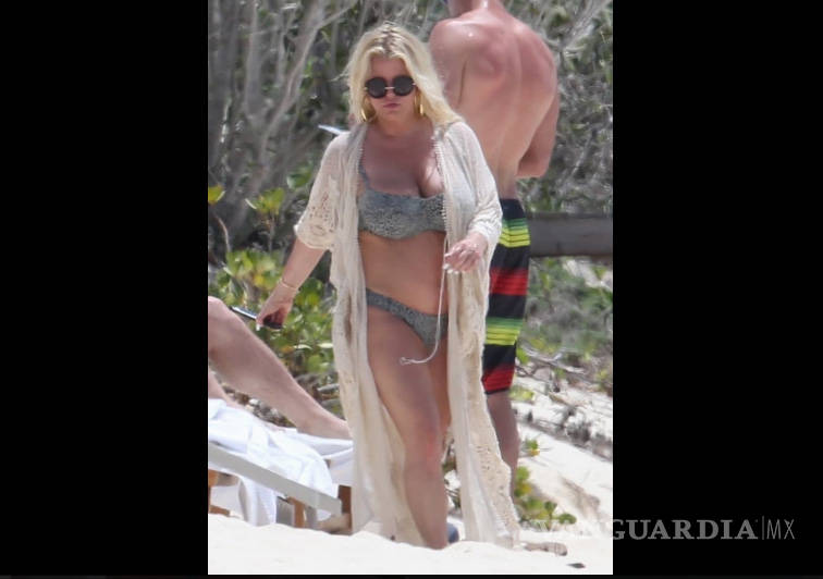 $!Jessica Simpson toma el sol y luce irreconocible