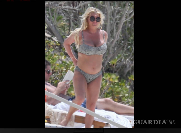 $!Jessica Simpson toma el sol y luce irreconocible