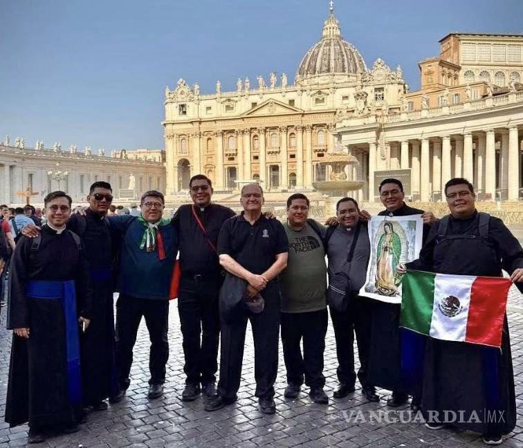 $!Seminaristas y sacerdotes acompañan al obispo de Saltillo en su visita al Vaticano.