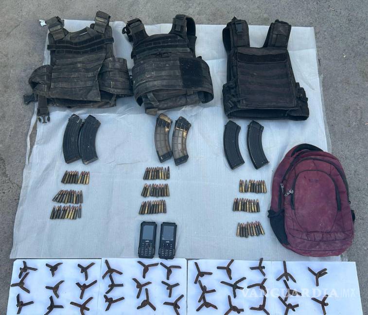 Arrestan a tres en posesión de equipo táctico y ponchallantas en carretera de Nuevo León