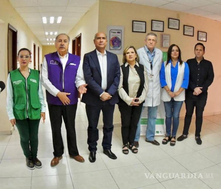 $!El equipo de autoridades de salud dio inicio a la campaña de vacunación.