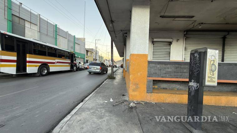 $!La unidad de transporte urbano terminó sobre la banqueta luego del impacto registrado en el cruce de Abasolo y Pérez Treviño.