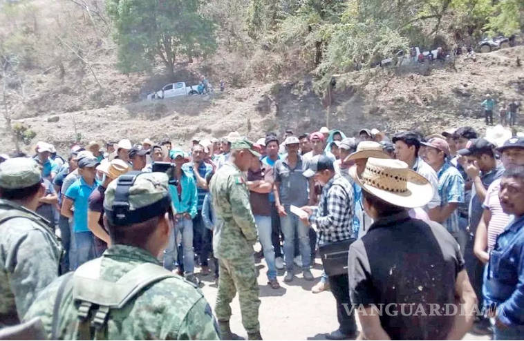 $!Retienen a militares en Guerrero para frenar destrucción de amapola