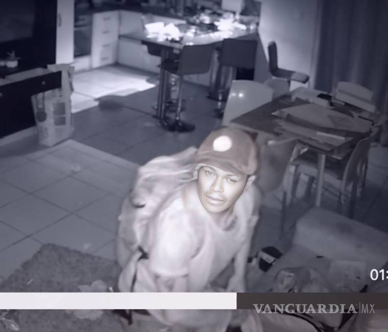 $!Un acercamiento del rostro del intruso, quien irrumpió este viernes por la noche en la casa.