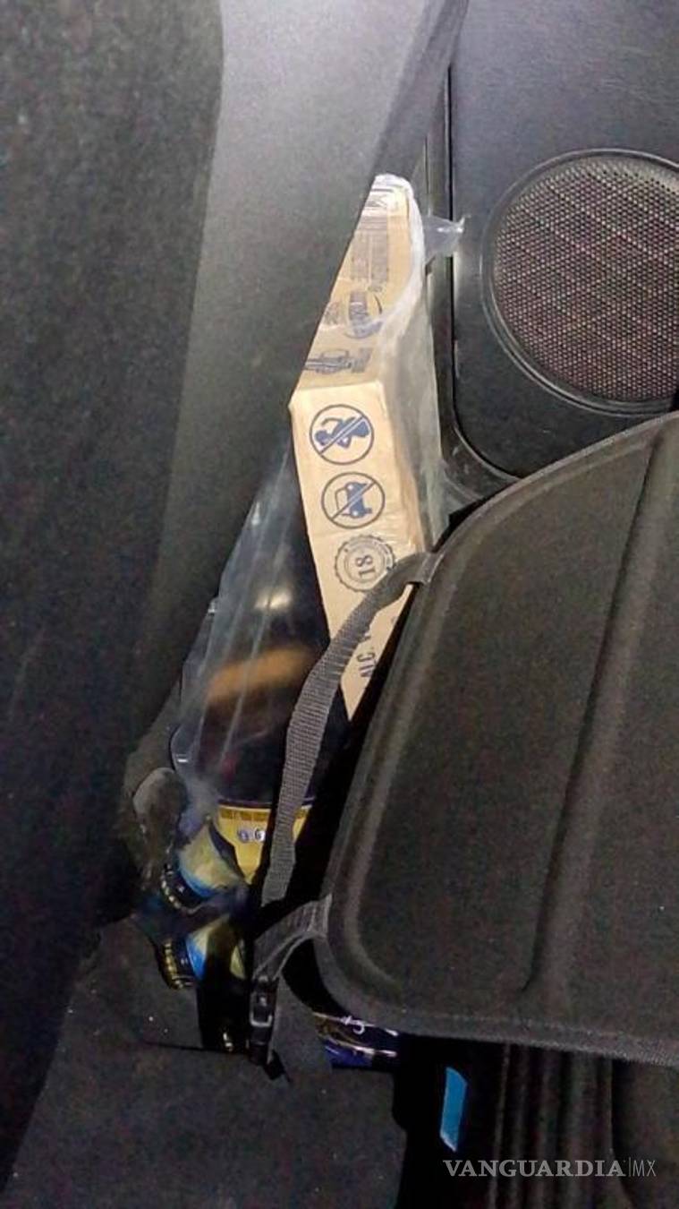 $!Tras el accidente, los ocupantes del vehículo huyeron del lugar, dejando envases de cerveza en su interior.