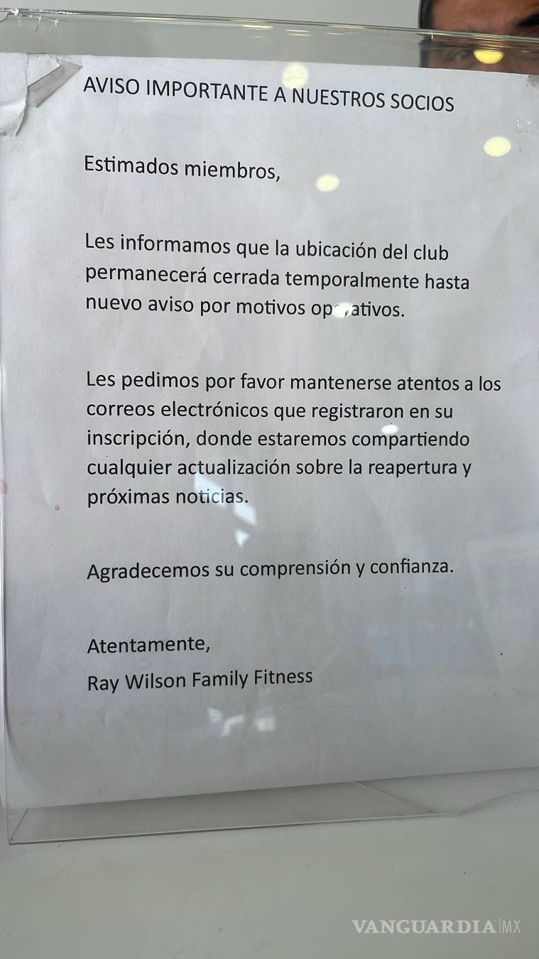 $!Aviso colocado en la entrada del centro deportivo, donde se informa del cierre temporal y se pide a los usuarios mantenerse atentos a futuras actualizaciones.