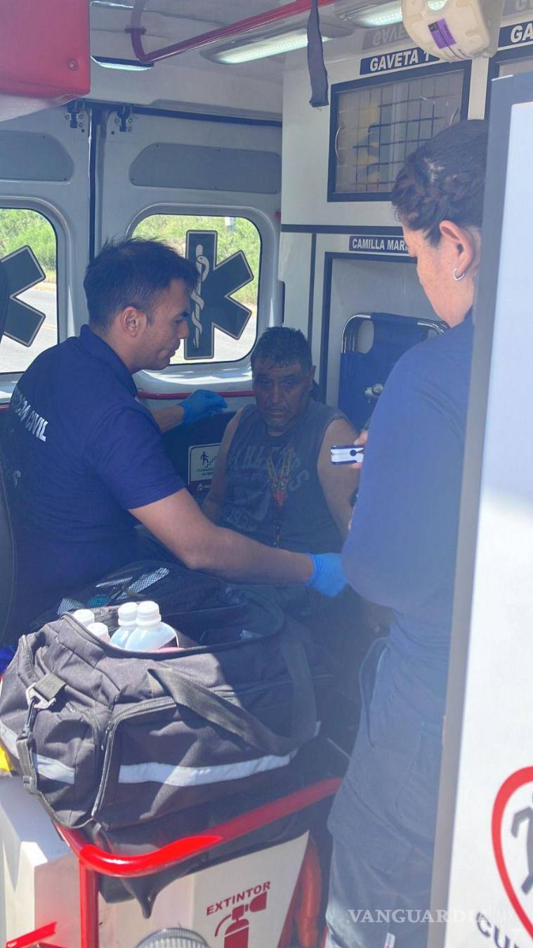 $!Gabino Ramos fue auxiliado por bomberos tras sufrir 15 picaduras de abeja mientras limpiaba maleza cerca del “Charco Azul”, lo que obligó su traslado a la clínica 7 del IMSS para descartar una reacción alérgica.