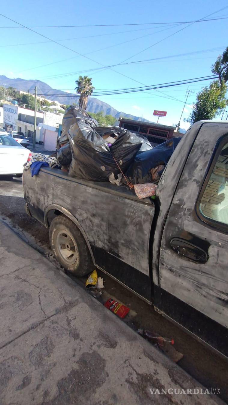 $!Camioneta Ford negra cargada con bolsas negras permanece abandonada en la calle Manuel Corpus, sin ser retirada pese a los reportes realizados.