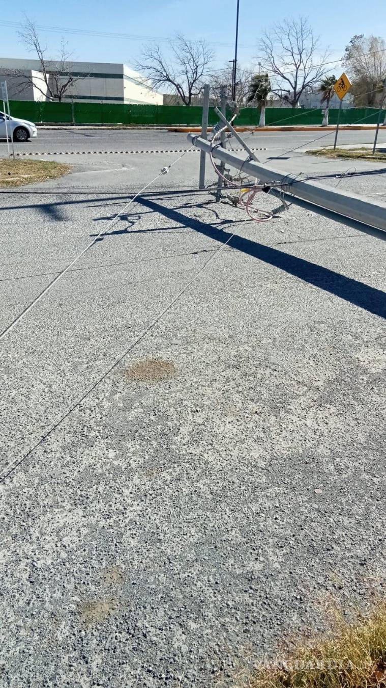 $!Un poste de líneas de alta tensión cayó sobre la carretera Parras Paila, generando riesgo para los conductores que transitaban en la madrugada.