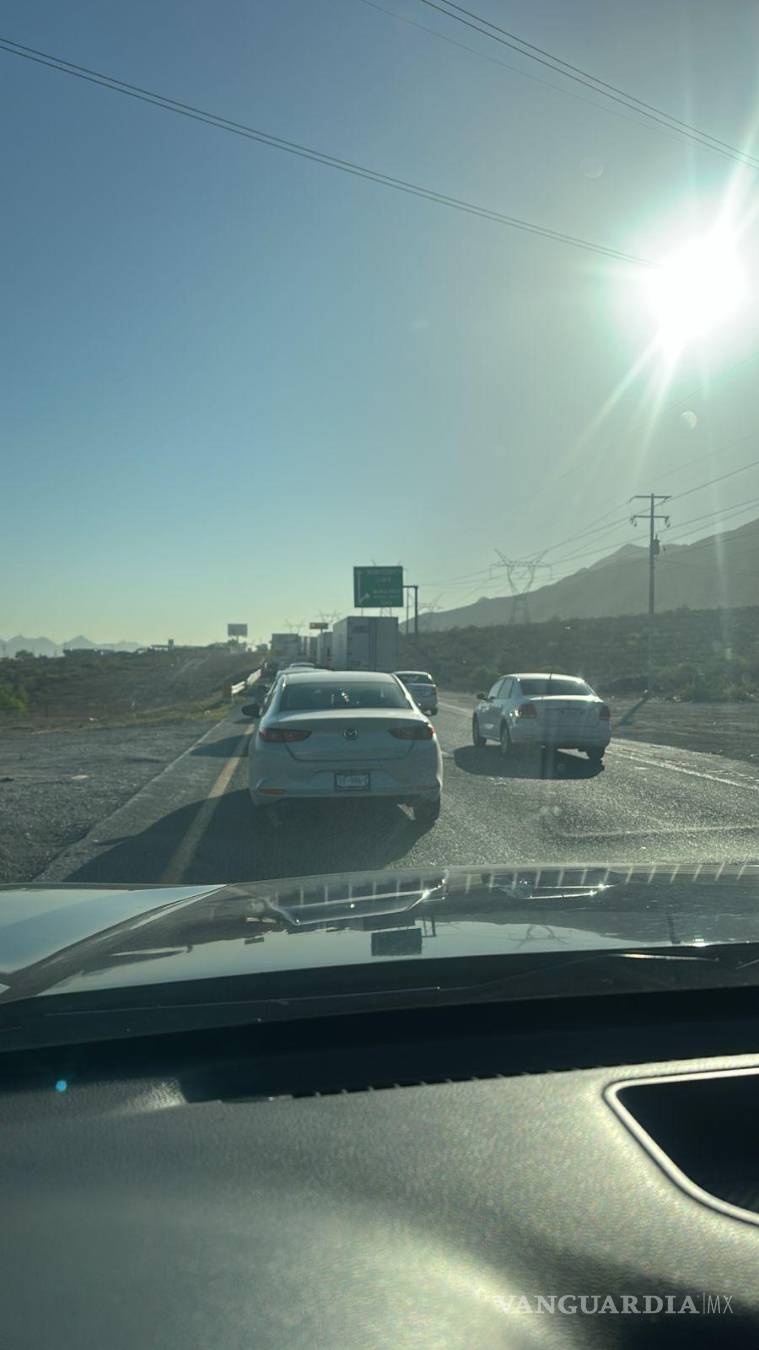 $!Autoridades desviaron el tránsito hacia la carretera libre como ruta alterna.