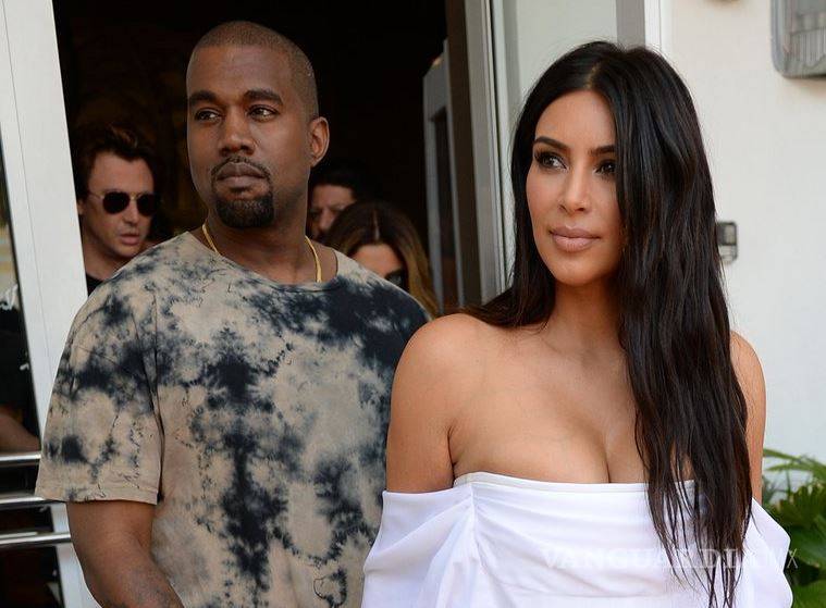 $!Kim Kardashian roba miradas con escote en Miami
