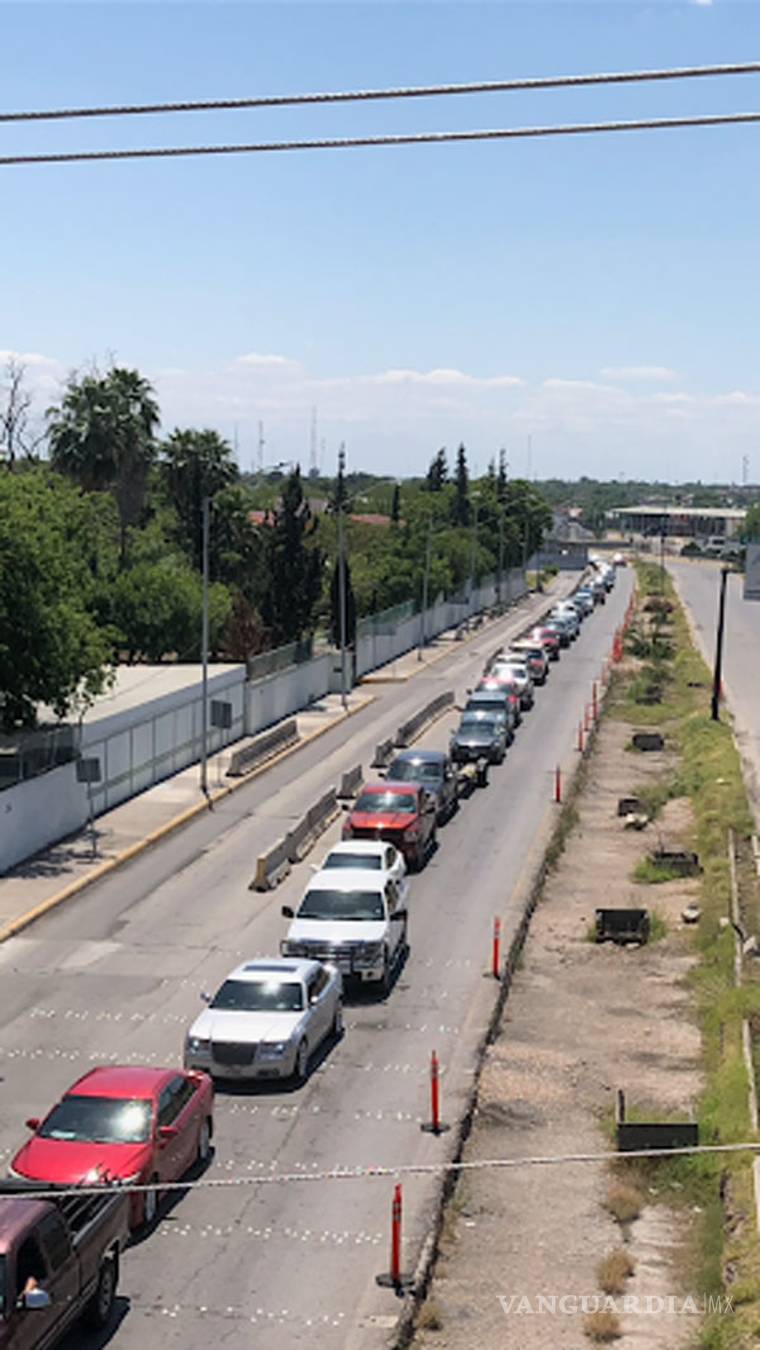 $!Kilométrica fila en puente internacional de Piedras Negras, en día de la madre