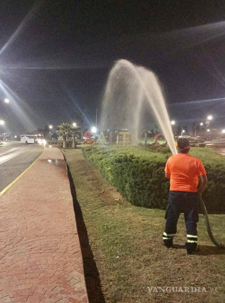 $!El agua que se utiliza para el riego de parques y jardines en la ciudad, es tratada.